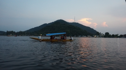 Dal Lake Kashmir by thoughtsmoke.wordpress.com